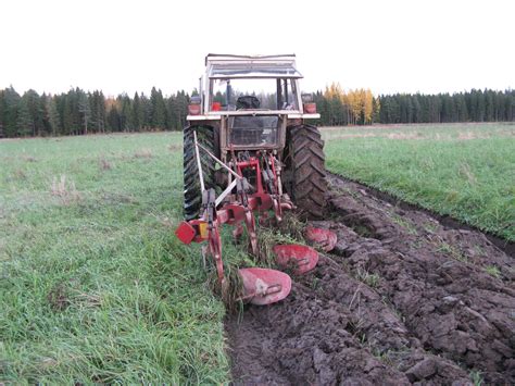 plöja med årder.